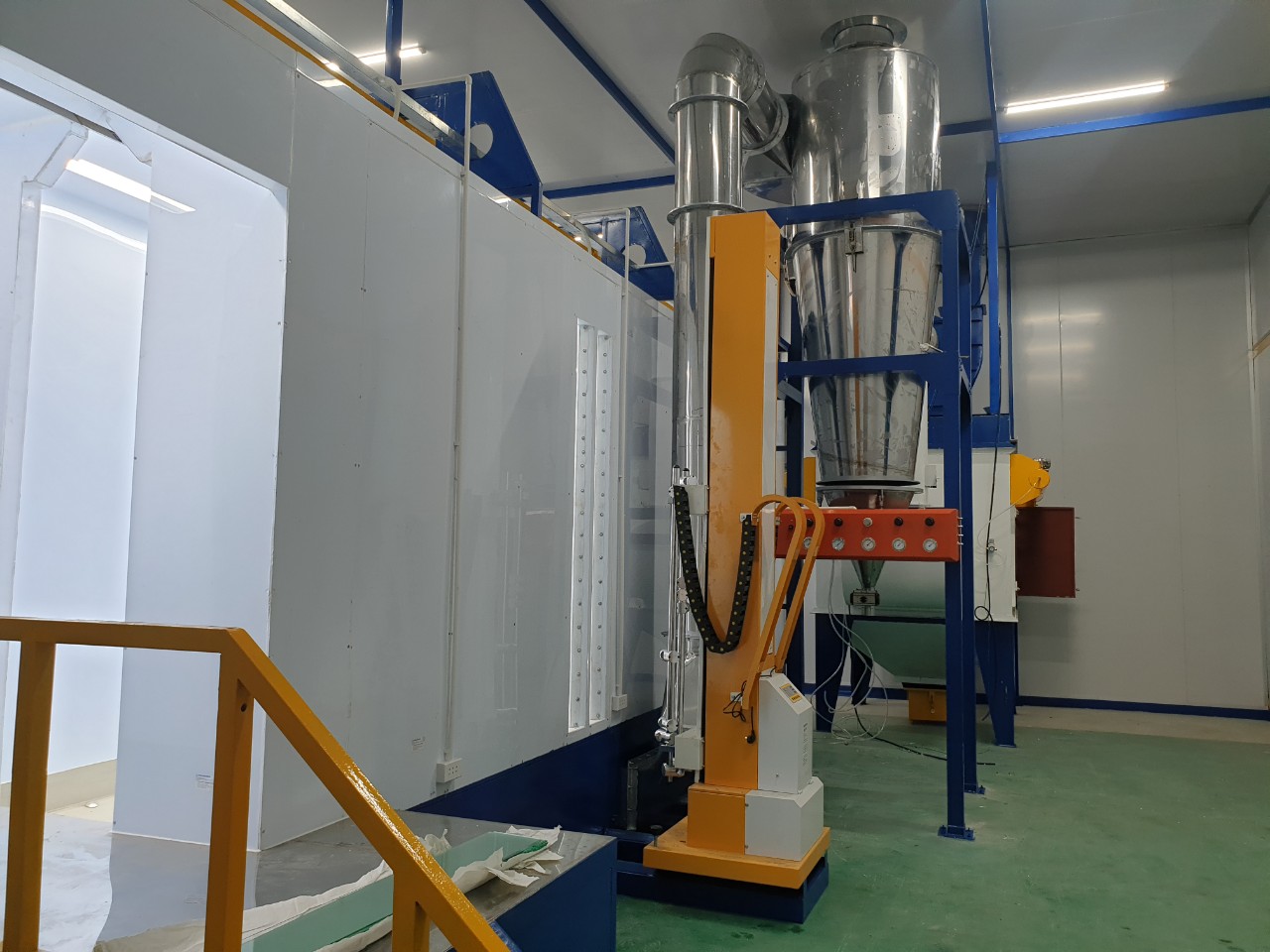 Buong phun son tinh dien nhua pp Buồng phun sơn tĩnh điện tự động nhựa PP